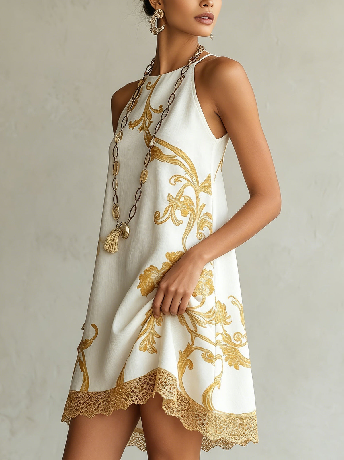 Dori - Vestido mini de encaje blanco con motivos dorados