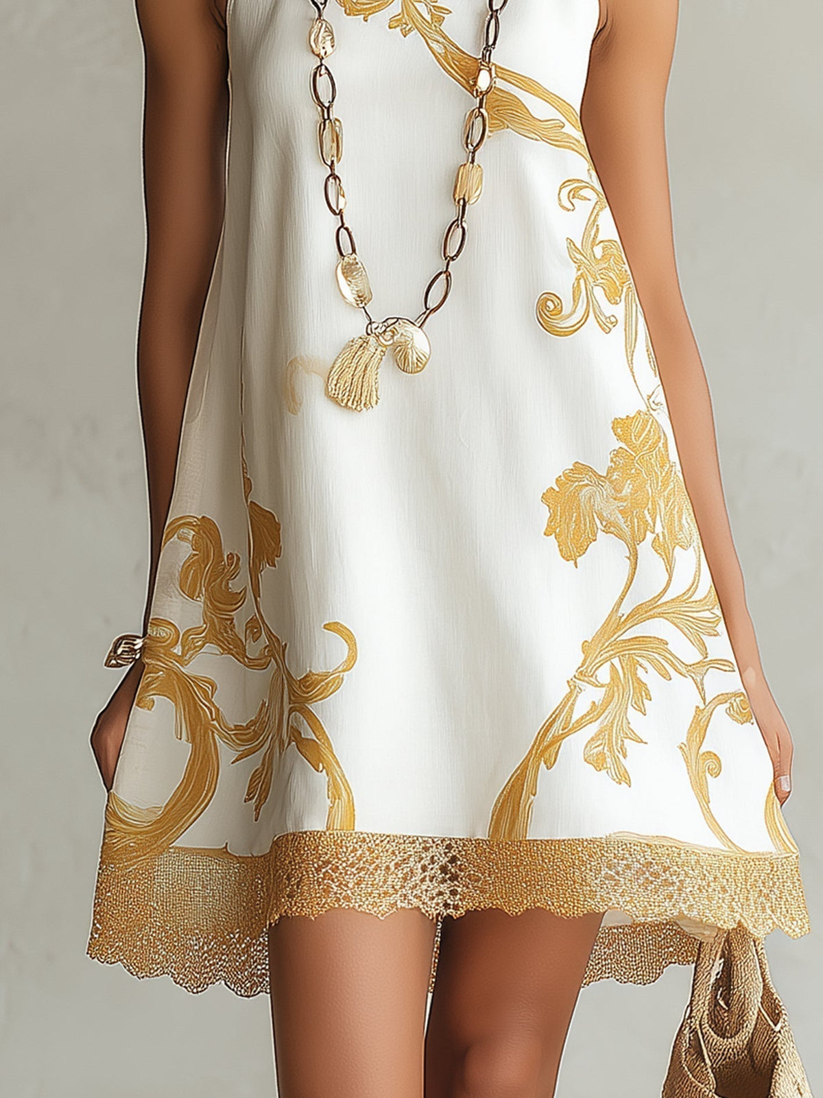 Dori - Vestido mini de encaje blanco con motivos dorados