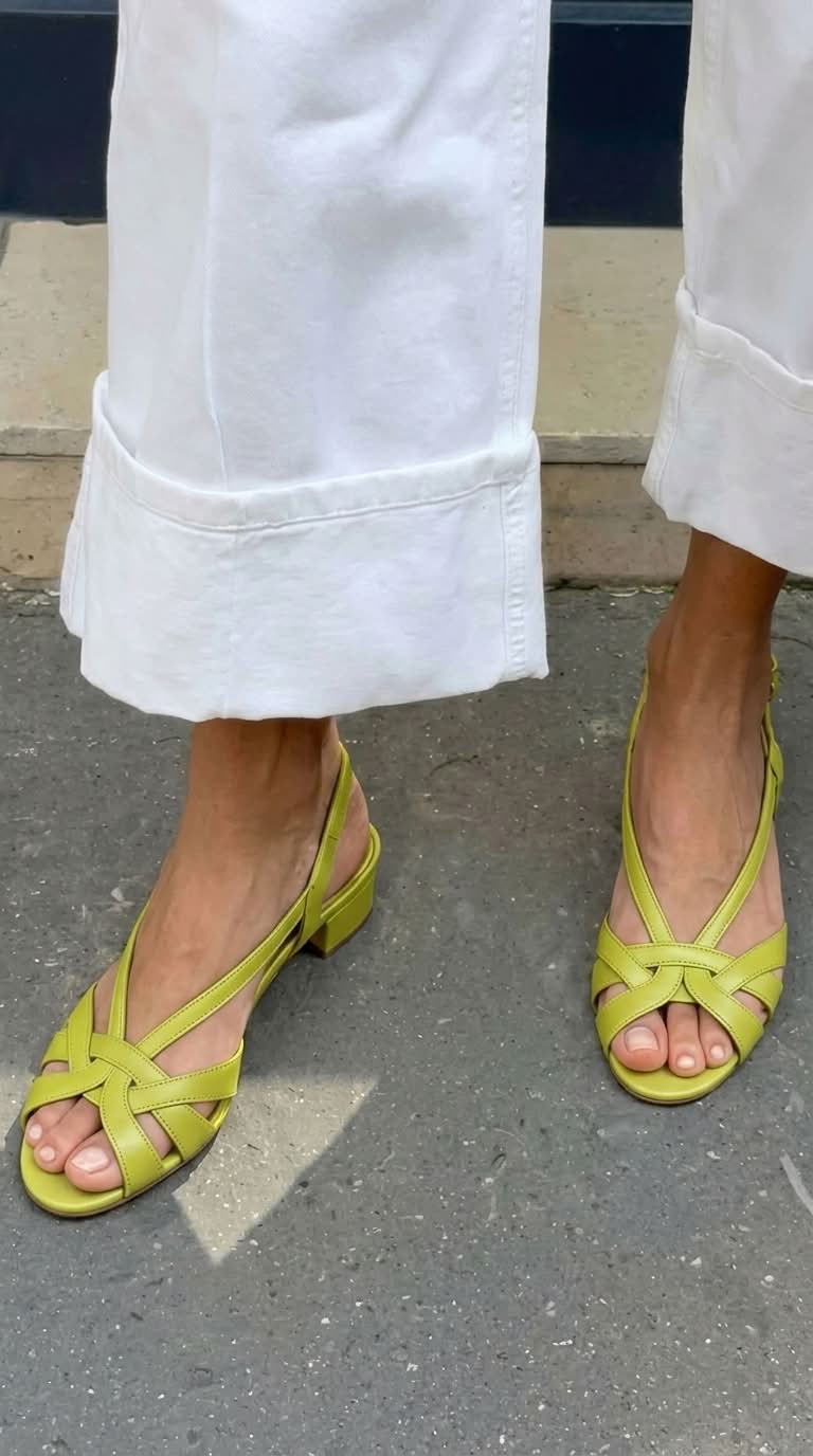 Sandra - Sandalias de tacón bajo con tiras cruzadas y talón abierto, en piel color nude