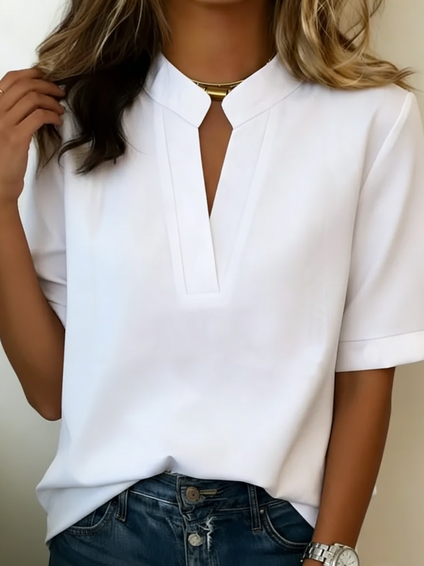Margaux - Blusa elegante con cuello en V y detalles dorados