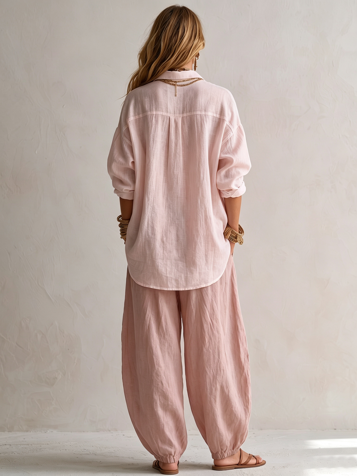 Carmen - Camisa blanca amplia y pantalón globo verde oliva