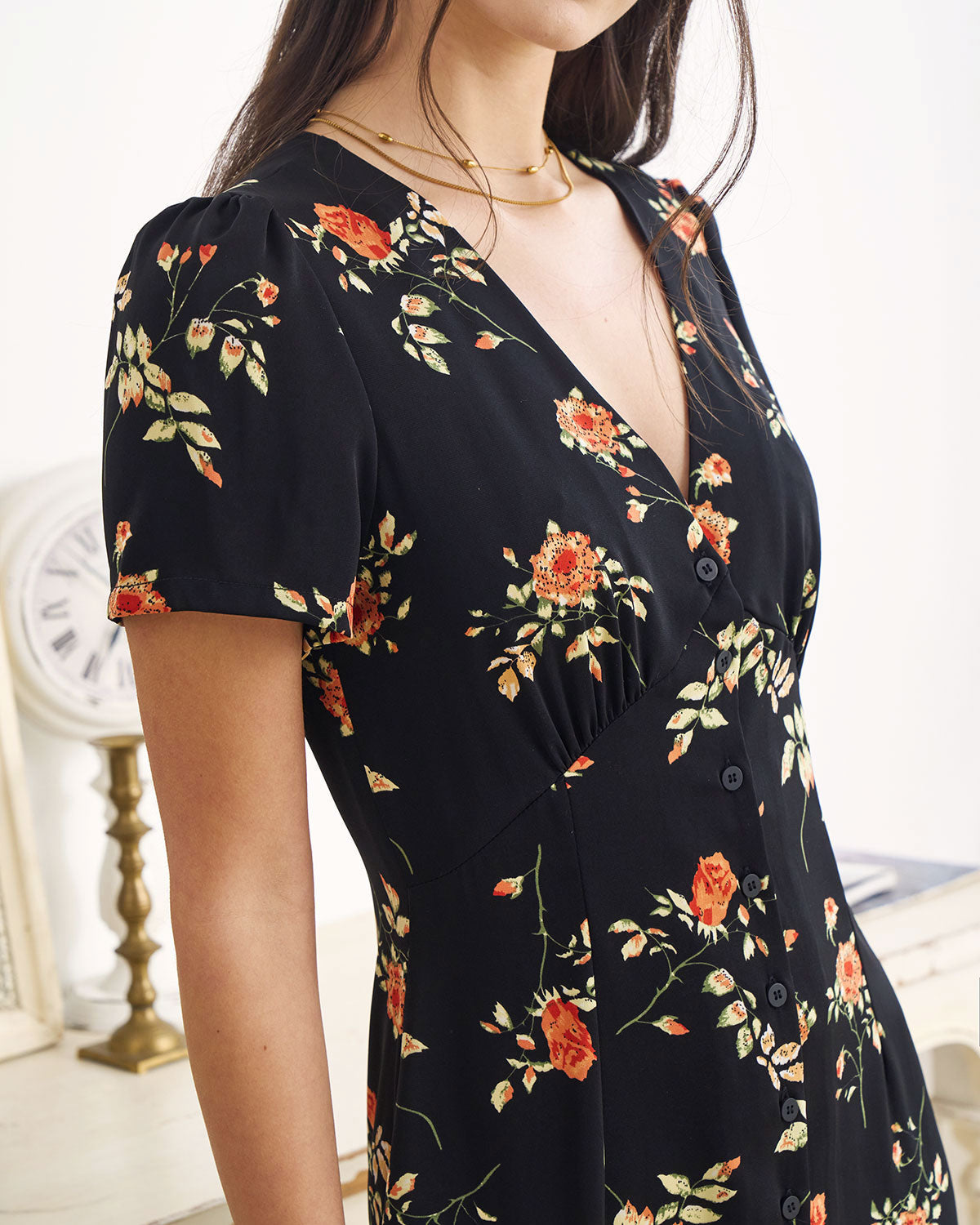 Faina - Vestido largo negro de manga corta con estampado floral y cuello en V