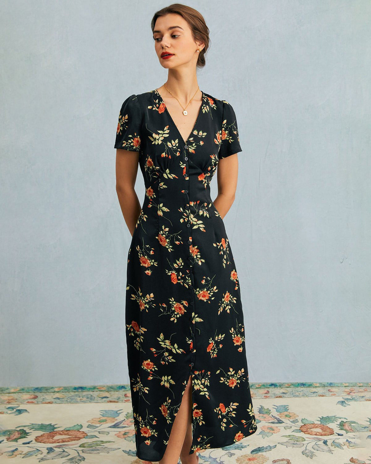 Faina - Vestido largo negro de manga corta con estampado floral y cuello en V