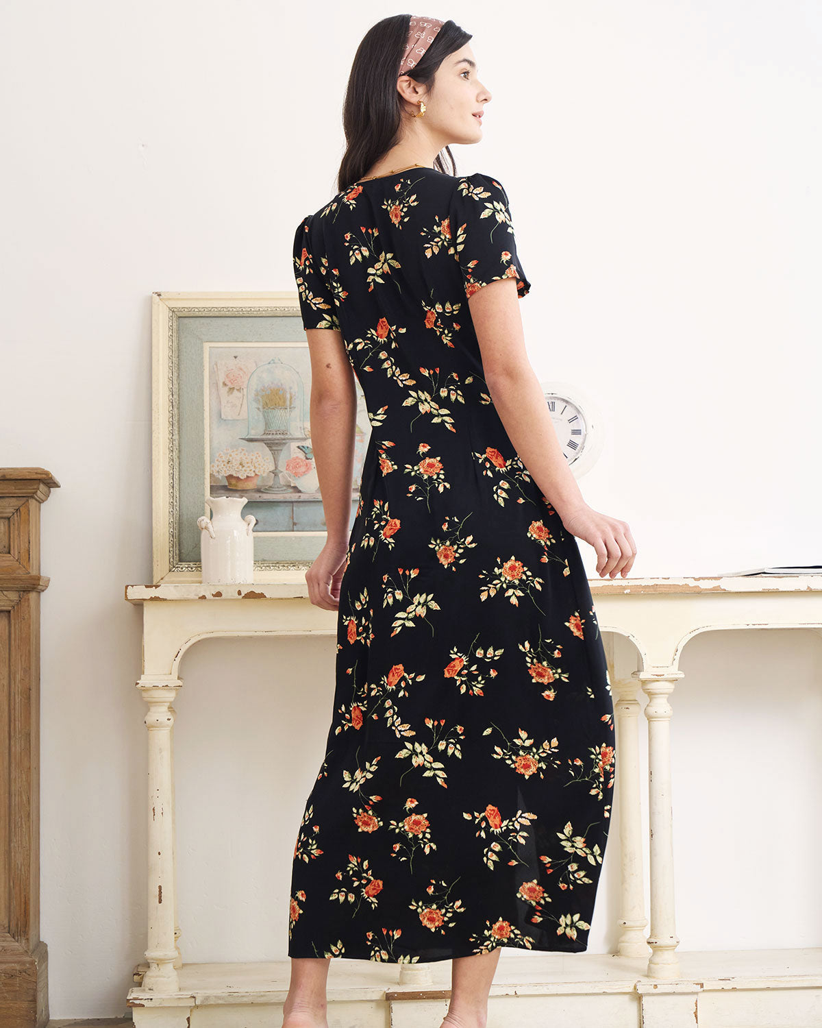 Faina - Vestido largo negro de manga corta con estampado floral y cuello en V