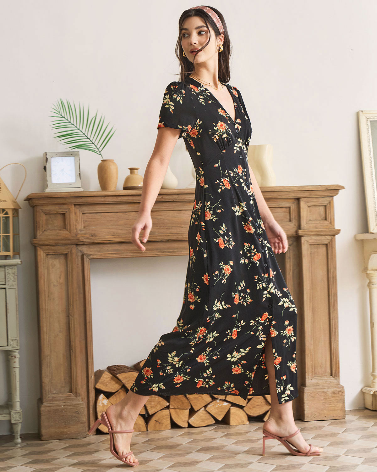 Faina - Vestido largo negro de manga corta con estampado floral y cuello en V