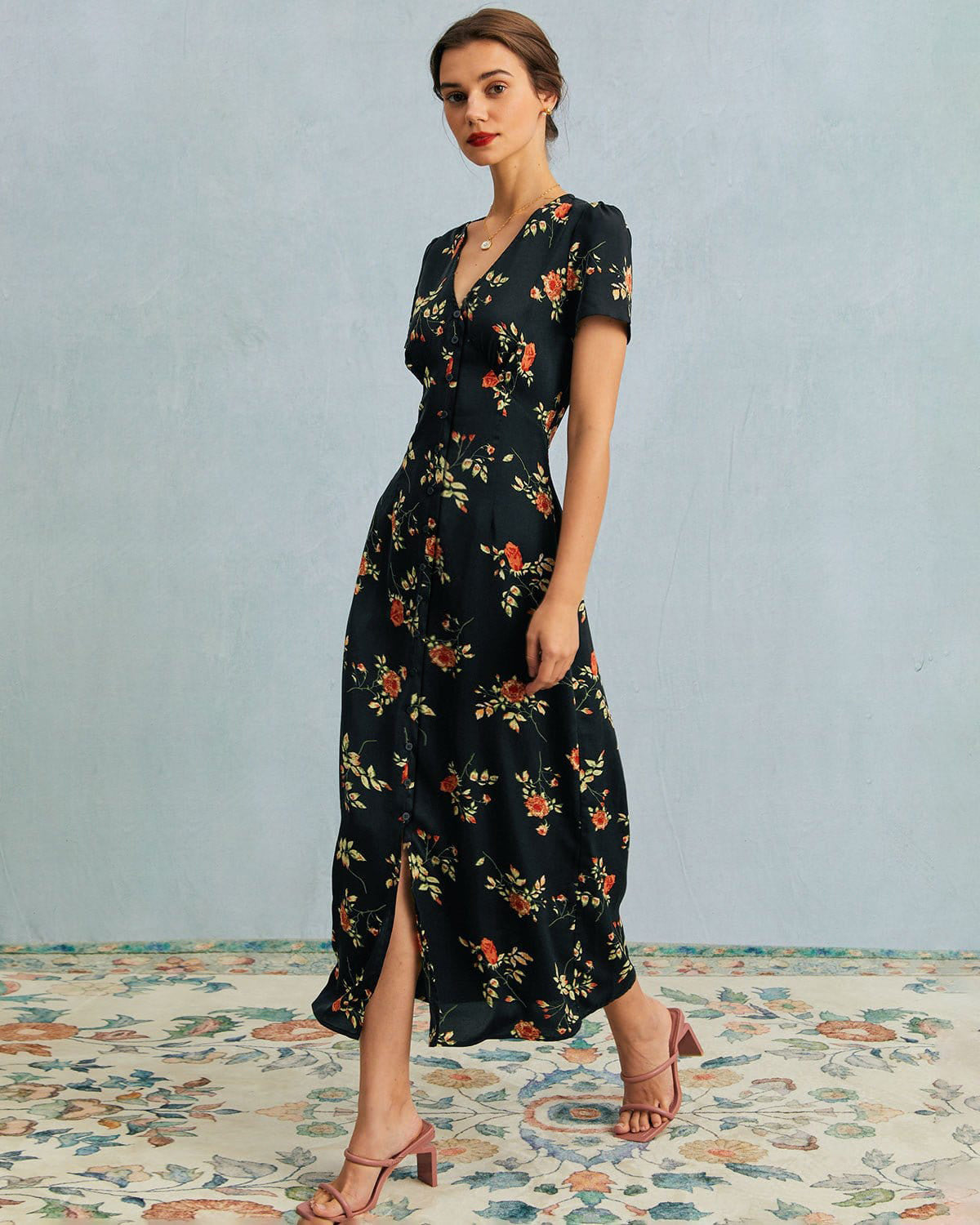 Faina - Vestido largo negro de manga corta con estampado floral y cuello en V
