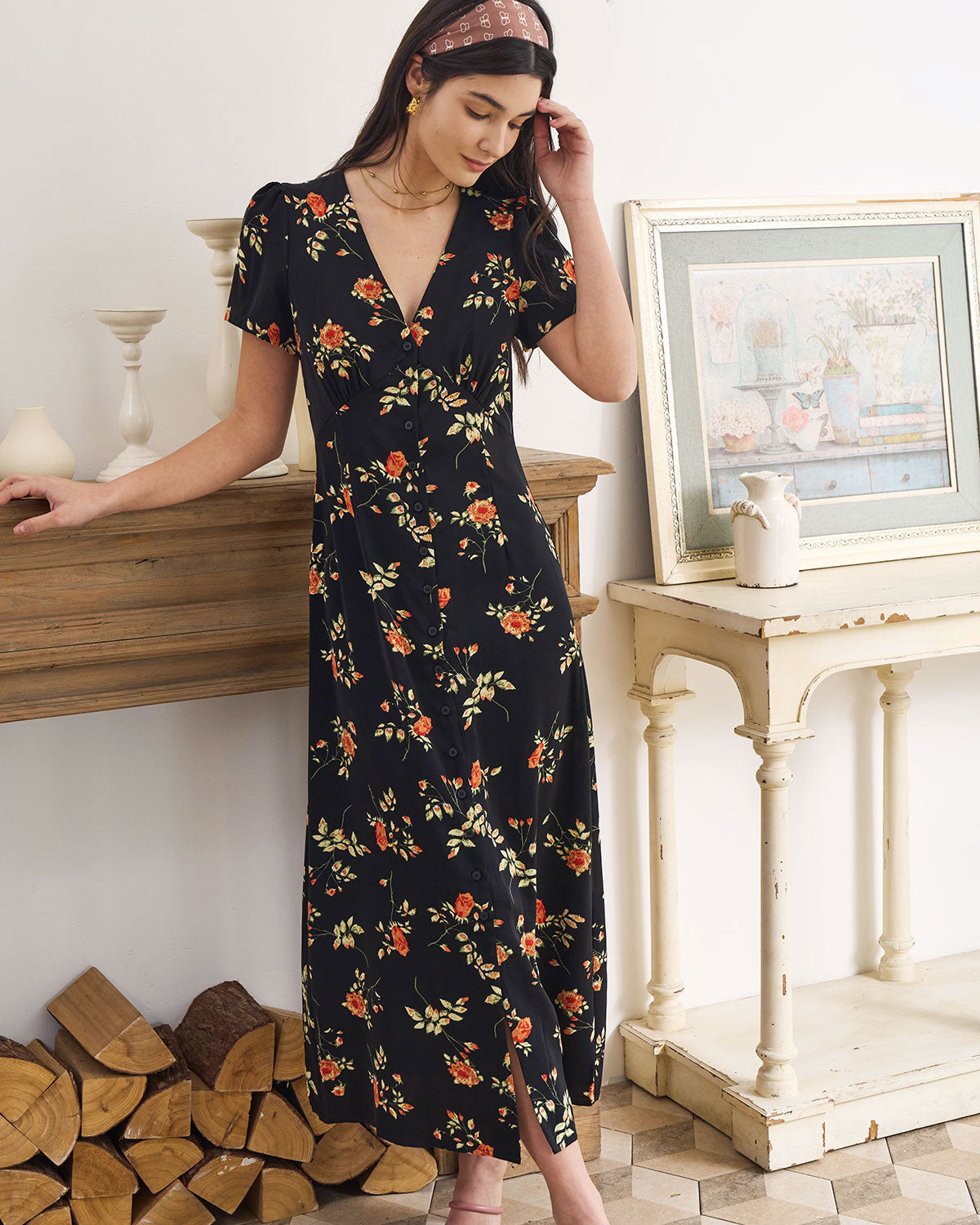 Faina - Vestido largo negro de manga corta con estampado floral y cuello en V