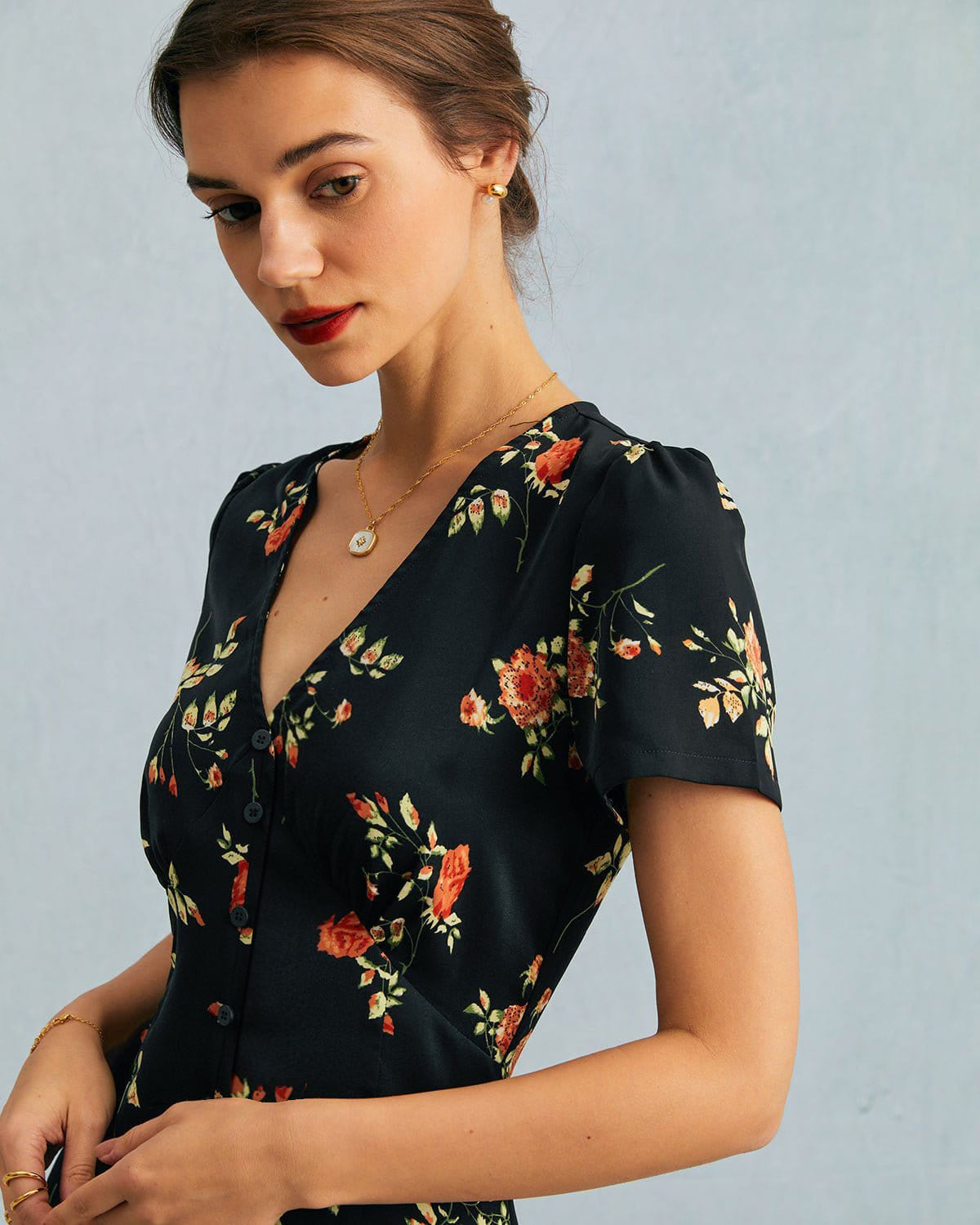 Faina - Vestido largo negro de manga corta con estampado floral y cuello en V