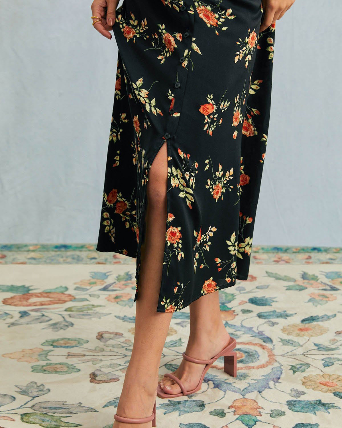 Faina - Vestido largo negro de manga corta con estampado floral y cuello en V